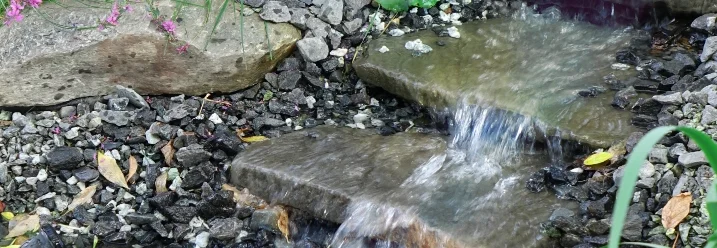 Kleiner Wasserfall über Steinplatten